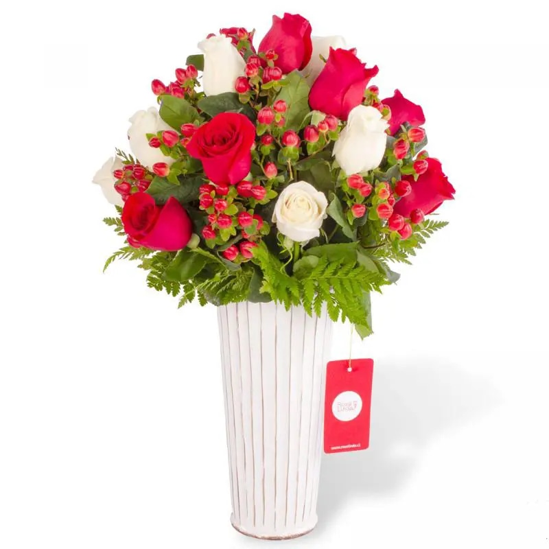 Tú y Yo Mix blanco/rojo- Arreglo floral con mix de rosas rojas y blancas e hypericum rojo