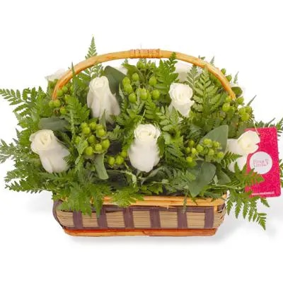 Ternura Blanco - Canasto con rosas blancas e hypericum verde