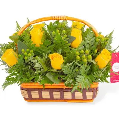 Ternura Amarillo - Canasto con rosas amarillas e hypericum