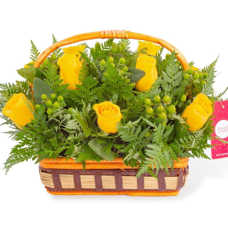 Ternura Amarillo - Canasto con rosas amarillas e hypericum - Imagen 1