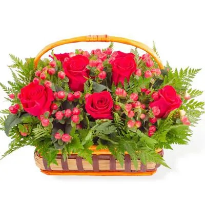 Ternura Rojo - Canasto con rosas rojas e hypericum rojo