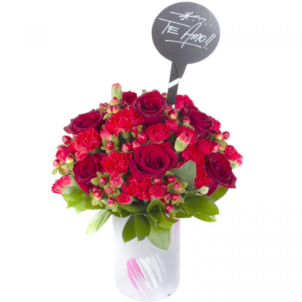 Romance - Florero con rosas rojas, hypericum, claveles y pizarra - Imagen 1