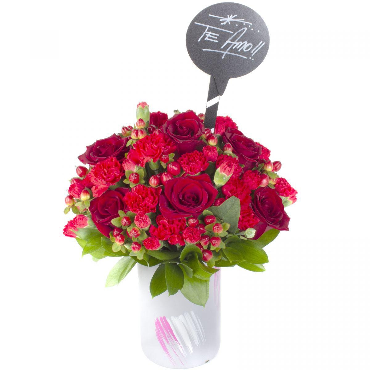 Romance - Florero con rosas rojas, hypericum, claveles y pizarra - Imagen 1
