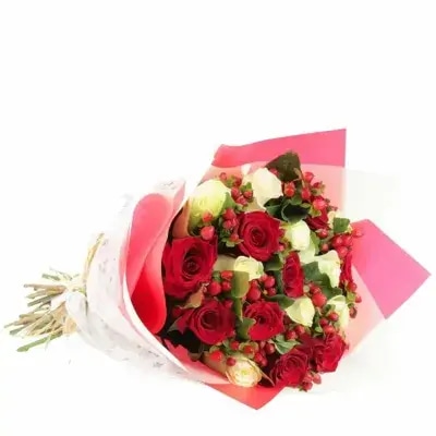Ramo de rosas con Hypericum