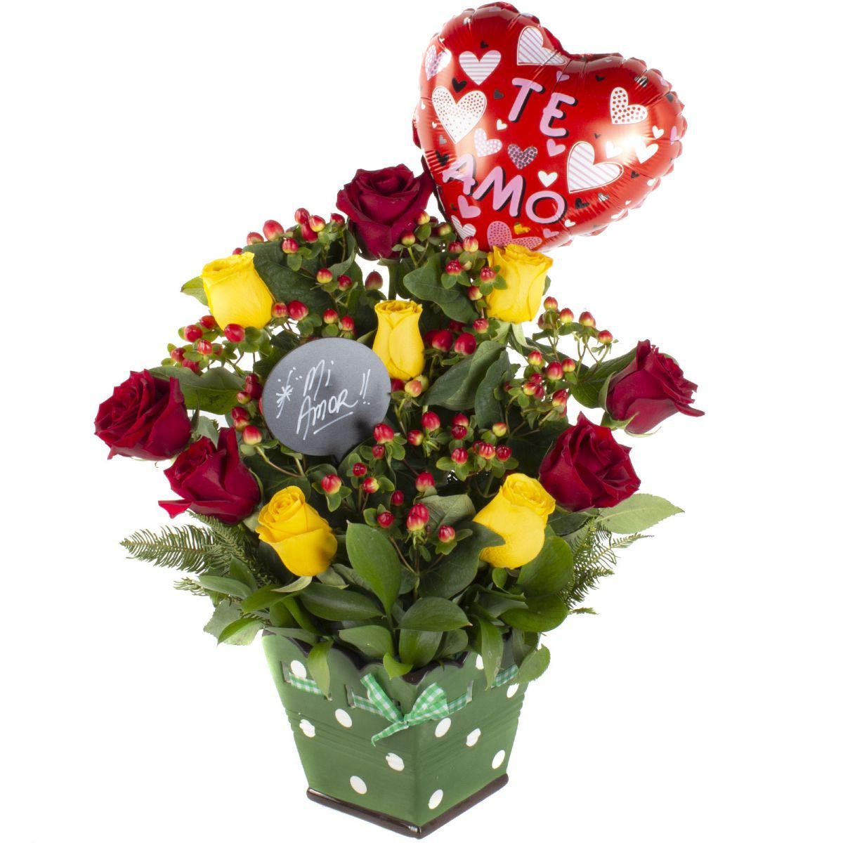 San valentín mix amarillo y rojo - Arreglo floral con rosas ecuatorianas, hypericum y globo Te amo - Imagen 1