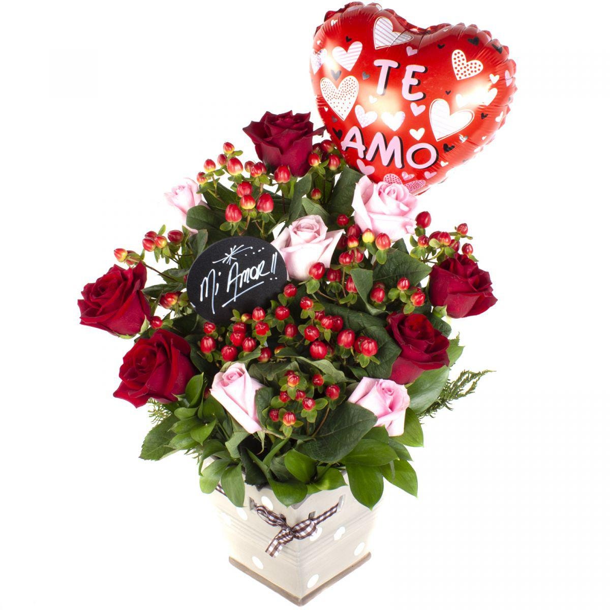 San Valentín mix Rosado Rojo - Arreglo floral con rosas ecuatorianas, hypericum y globo Te amo - Imagen 1