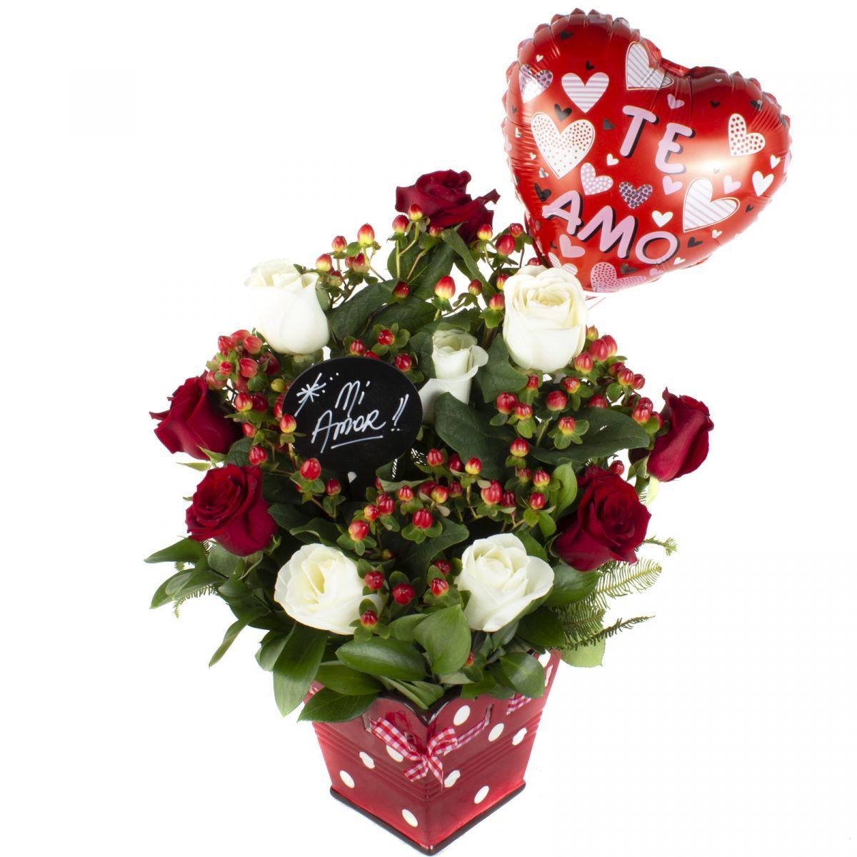 San Valentín mix blanco rojo - Arreglo floral con rosas ecuatorianas, hypericum y globo Te amo - Imagen 1