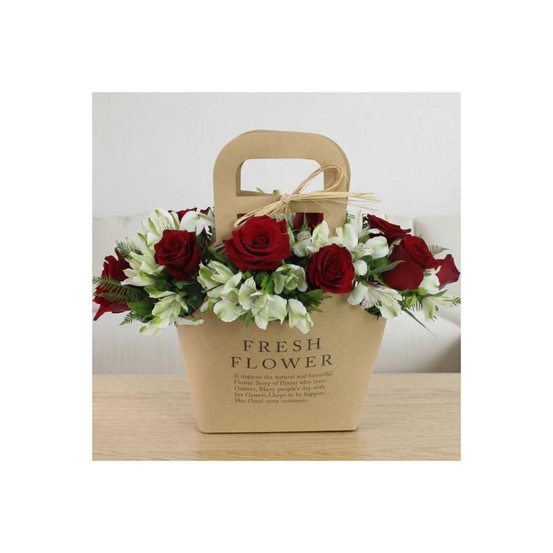 Amor Rojo Flower Bag - Arreglo con rosas rojas y astromelias - Imagen 1