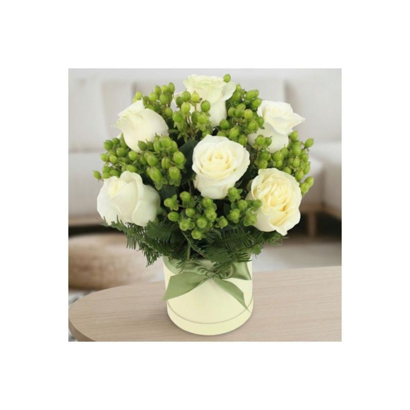 Antonia en Sombrero - Arreglo con 9 rosas blanco e hypericum - Imagen 1