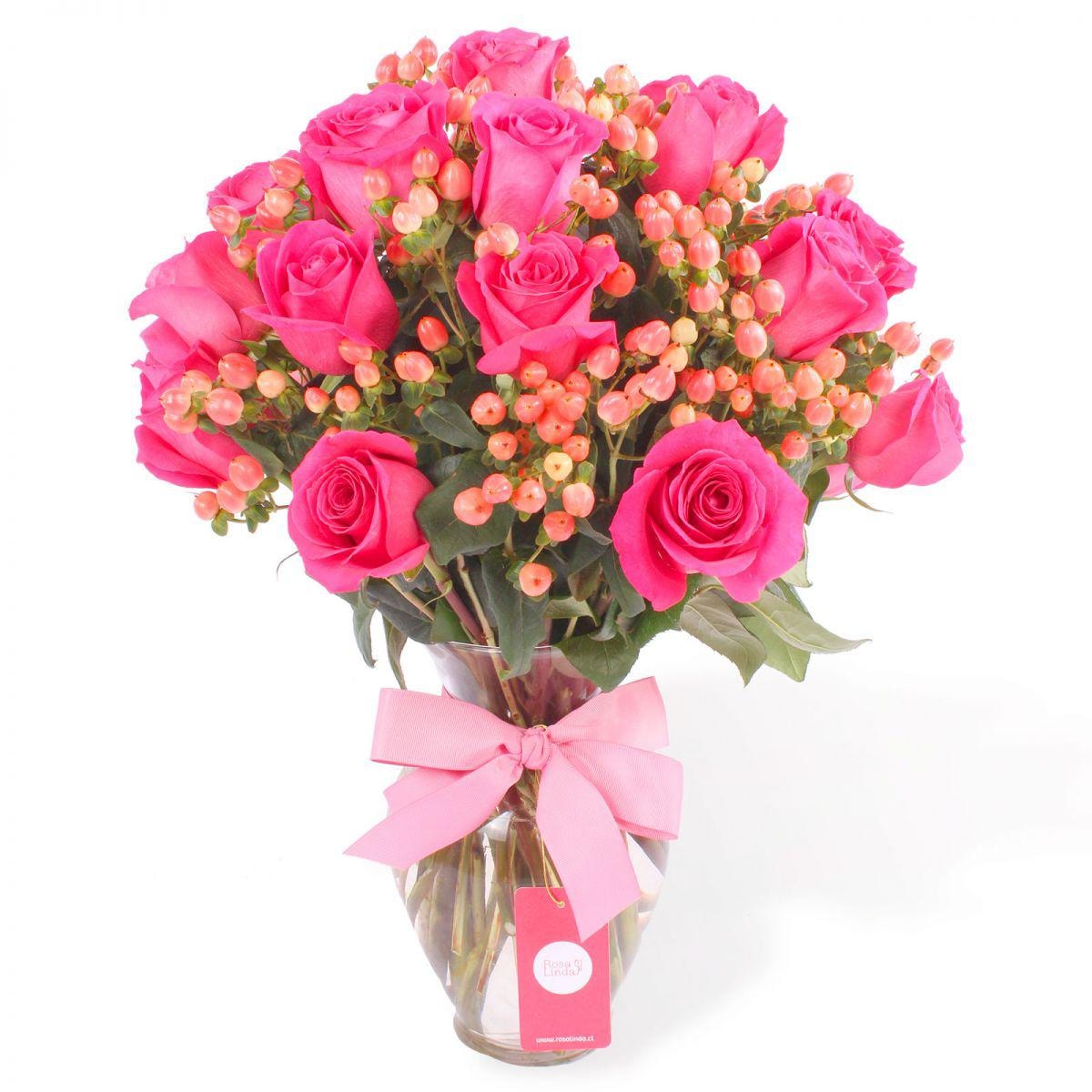 Antonia Fucsia - Arreglo floral en florero con 24 rosas fucsia e hypericum rosado - Imagen 1