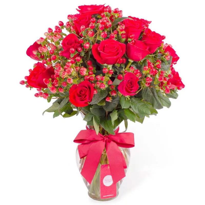 Arreglo floral en florero con 24 rosas rojas e hypericum