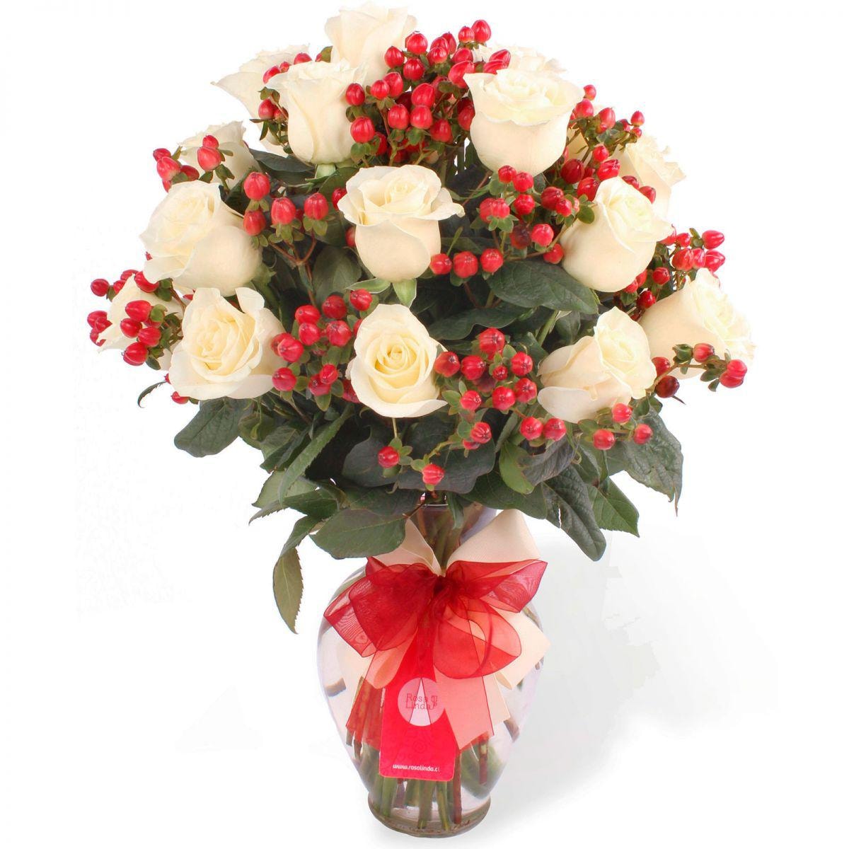 Arreglo floral en florero con 24 rosas blancas e hypericum - Imagen 1