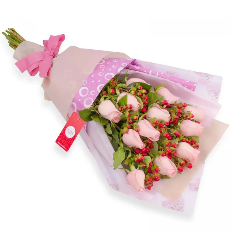 Ramo extendido con 12 rosas rosadas e hypericum rojo