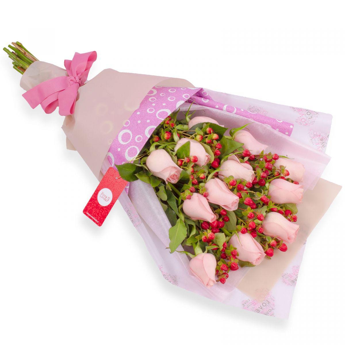 Ramo extendido con 12 rosas rosadas e hypericum rojo - Imagen 1