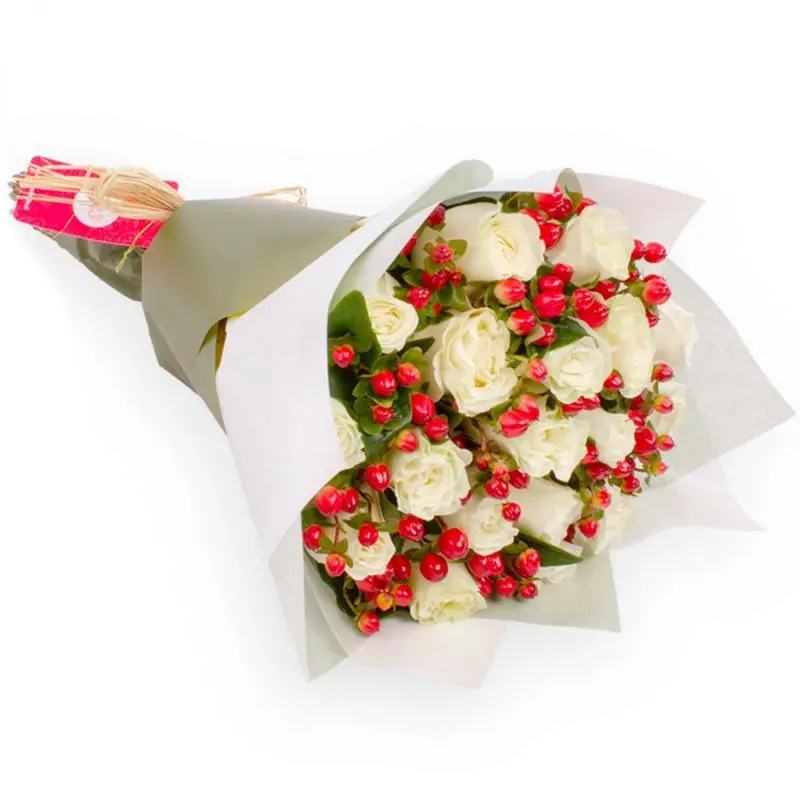 Ramo circular con 18 rosas blancas e hypericum rojo
