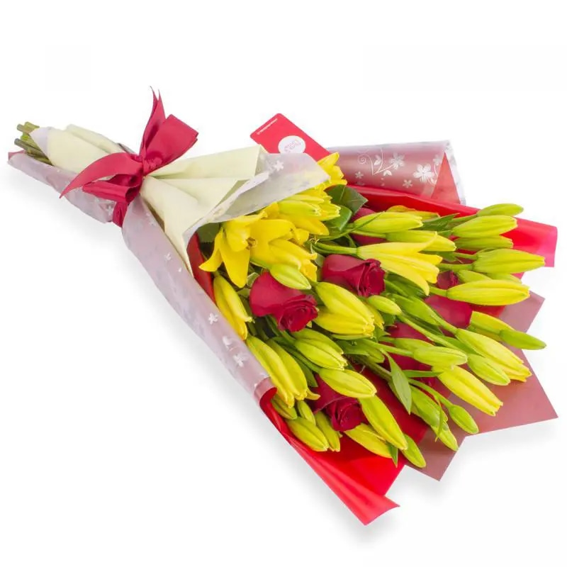 Ramo con liliums amarillos y rosas ecuatorianas rojas