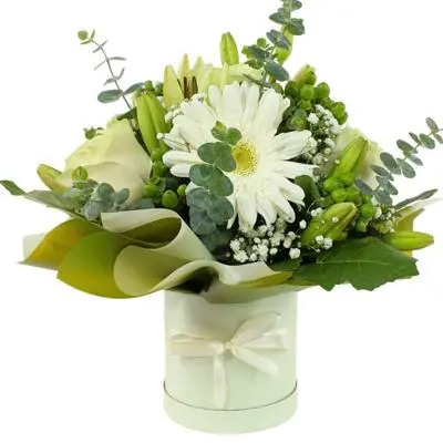 Plegaria - Arreglo floral con gerberas, liliums y rosas blanco, hypericum verde y eucaliptus dolar