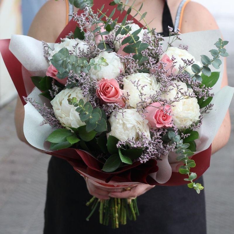 Canción - Ramo con Peonías BLANCO, rosas ecuatorianas, limonium y eucaliptus - Imagen 1