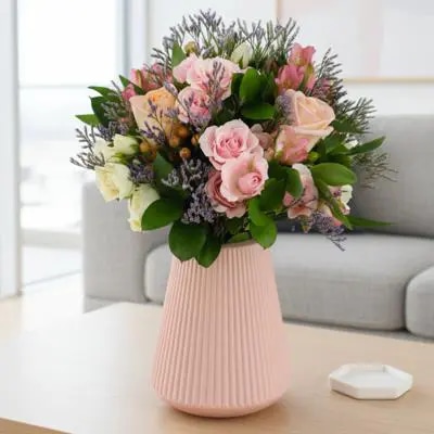 Belleza Tenue en florero plástico - arreglo rosa pastel