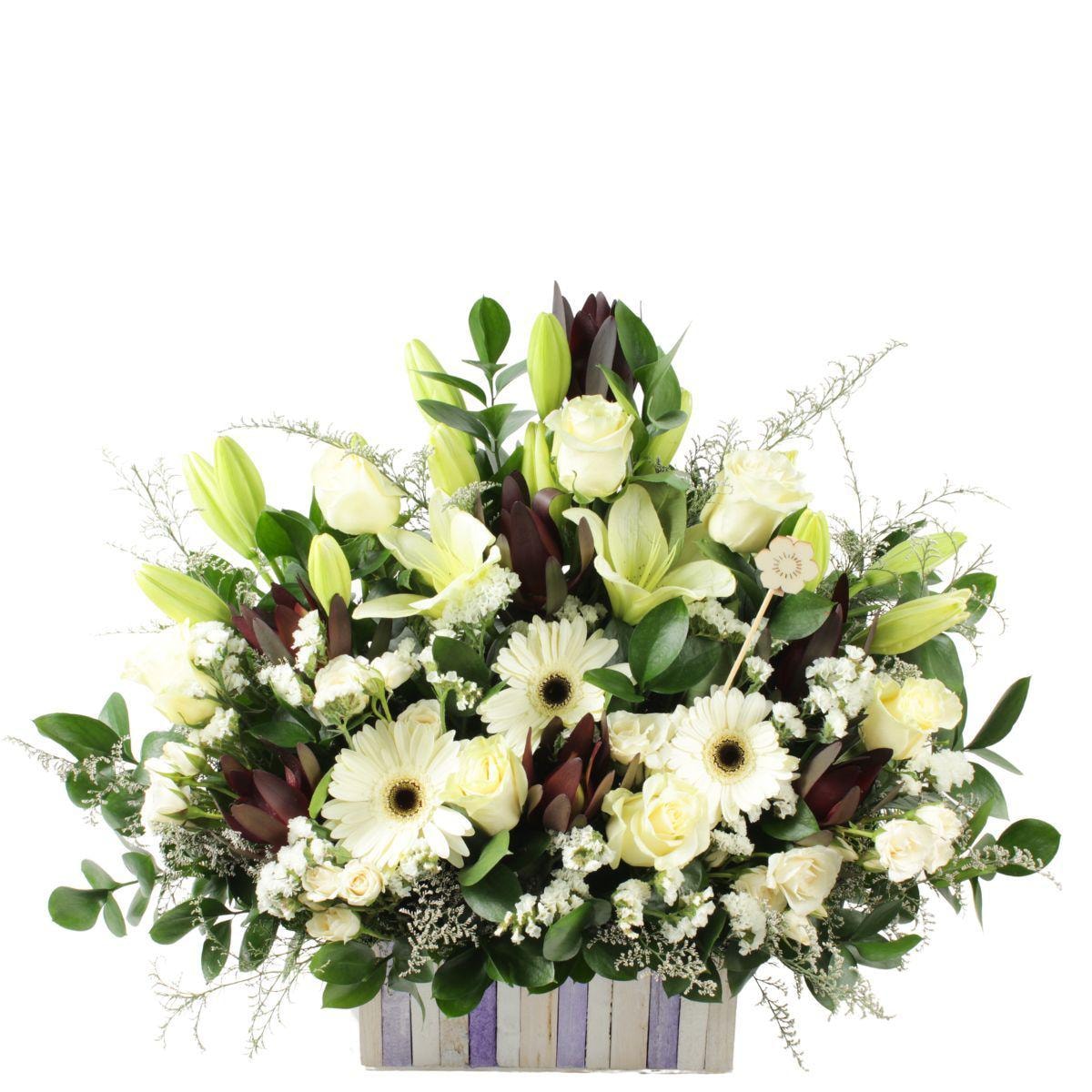 Paz - arreglo en jardinera de madera confeccionado con rosas, gerberas, liliums y leucadendro - Imagen 1