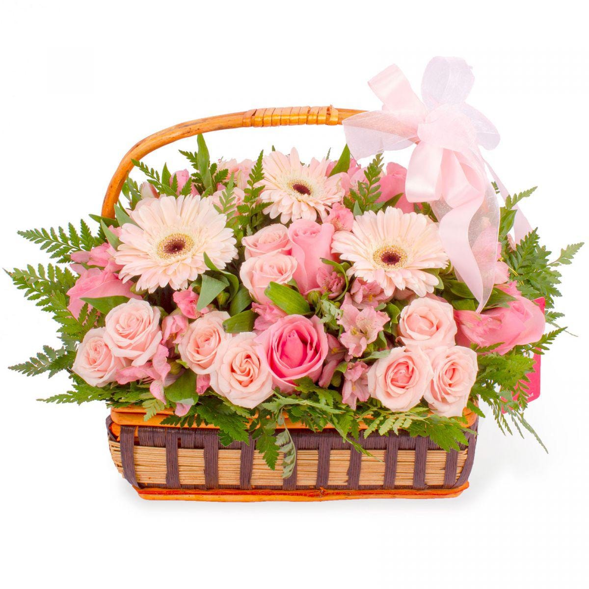 Constanza Rosado - Arreglo floral en canasto con gerberas, rosas, minirosas y astromelias rosadas - Imagen 1