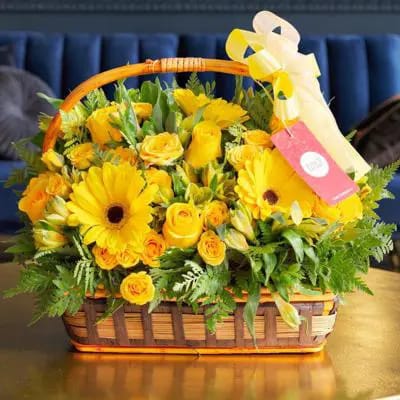 Constanza Amarillo - Arreglo floral en canasto con gerberas, rosas, minirosas y astromelias amarillas