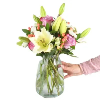 Silencio blanco y lila - Florero con rosas y liliums