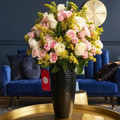 Julia en columna - Rosas blancas, minirosas rosadas
