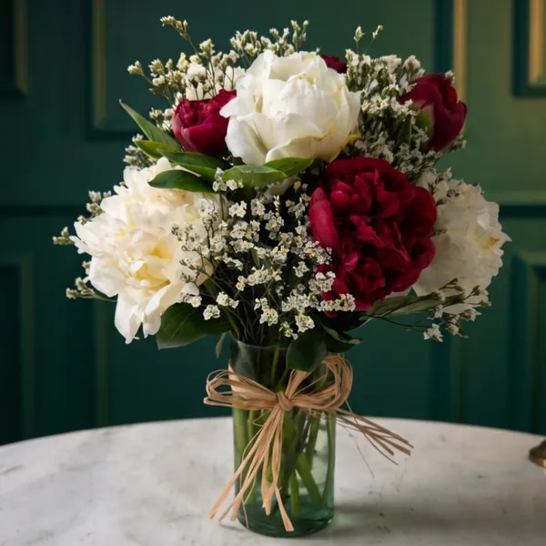 Hipérbole - Peonías blanco y burdeo en florero de vidrio