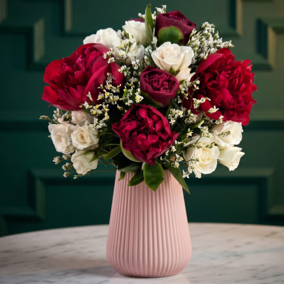 Imagen referencial generada con IA de Alegoría - Peonías rojo con minirosas y limonium blanco
