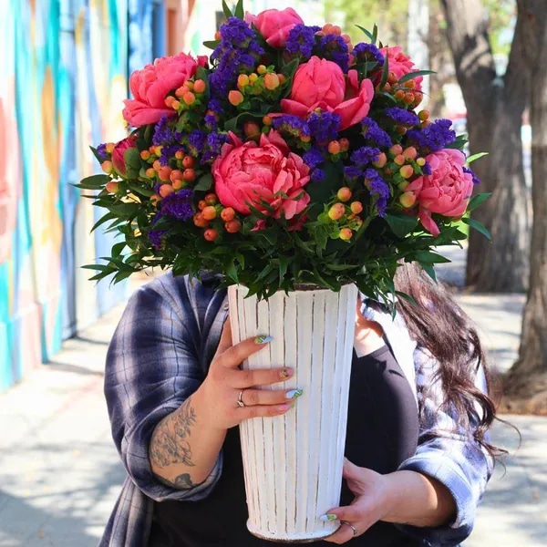 Poema - Arreglo Floral con Peonías, hypericum y estate