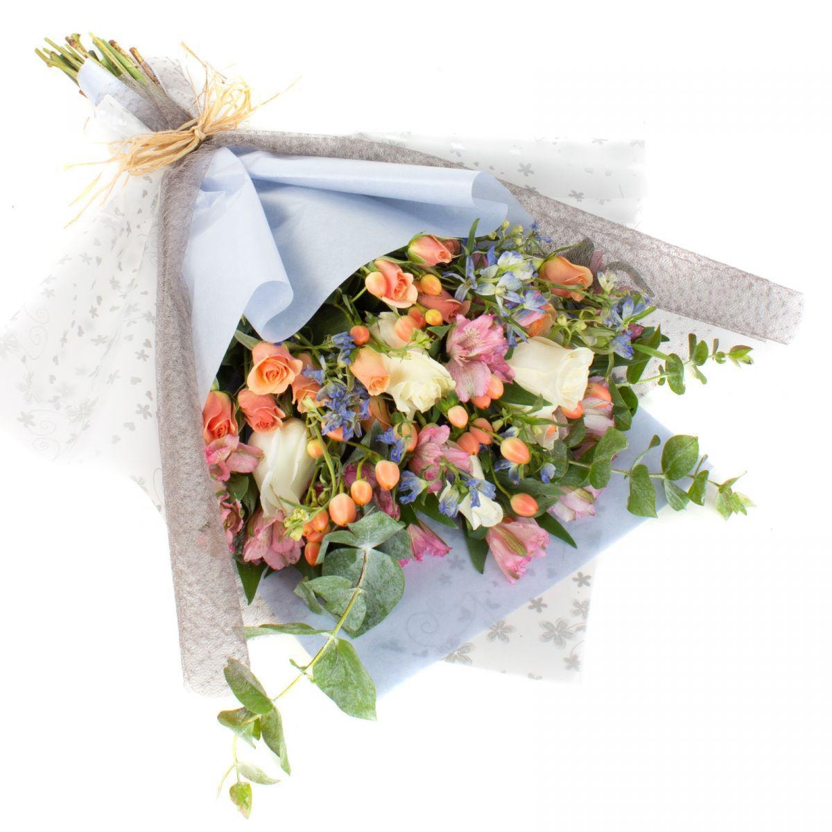 Belleza Tenue en Ramo - Arreglo de rosas blancas, delfinium azul, astromelias y eucaliptus - Imagen 1