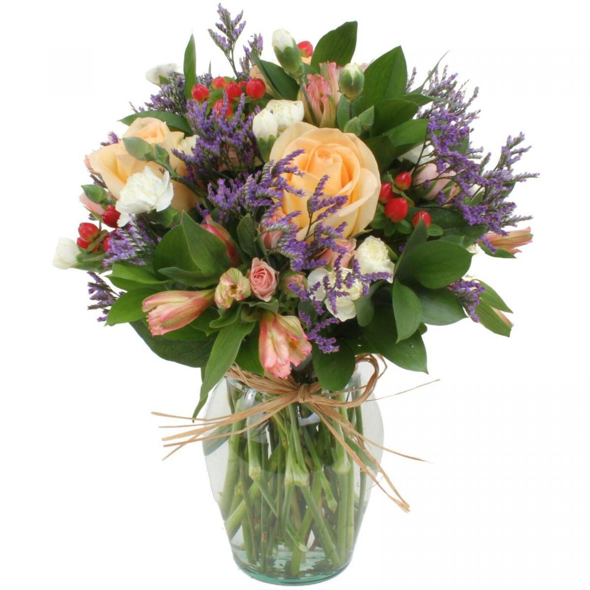 Belleza Tenue en Florero transparente con rosas damasco, mini claveles, astromelias y limonium - Imagen 1