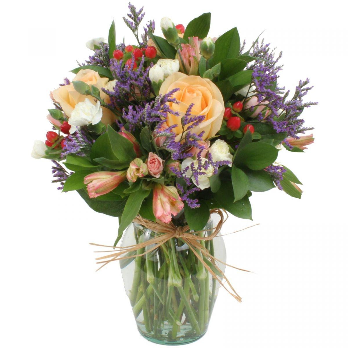 Belleza Tenue en Florero transparente con rosas damasco, mini claveles, astromelias y limonium - Imagen 1