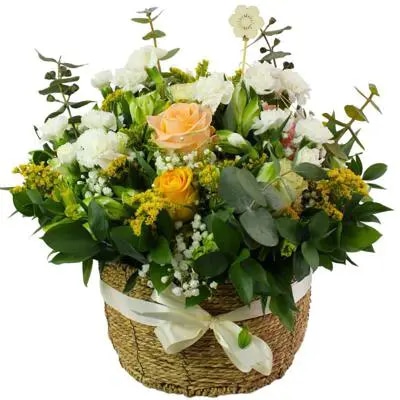 Eterna memoria - Arreglo floral con Mini claveles blancos rosas ecuatorianas blancas, gypsophilia y astromelias amarillas