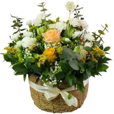 Eterna memoria - Arreglo floral con Mini claveles blancos rosas ecuatorianas blancas, gypsophilia y astromelias amarillas