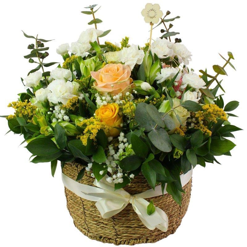 Eterna memoria - Arreglo floral con Mini claveles blancos rosas ecuatorianas blancas, gypsophilia y astromelias amarillas - Imagen 1