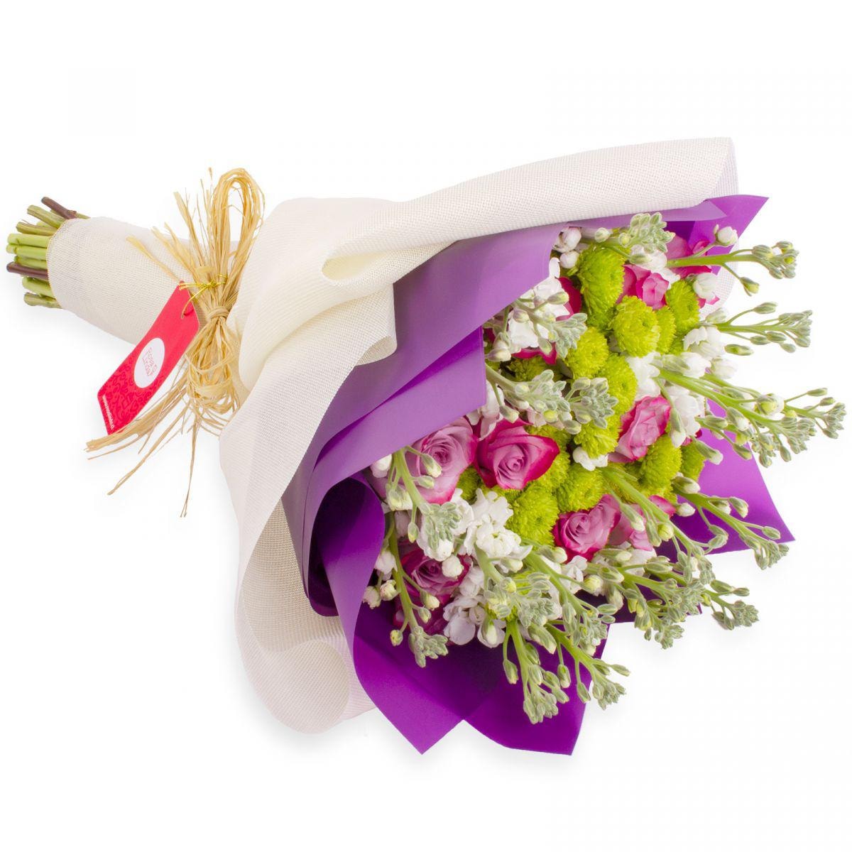 Ramo de flores circular con rosas color lila, alelíes blancos y maules verdes - Imagen 1