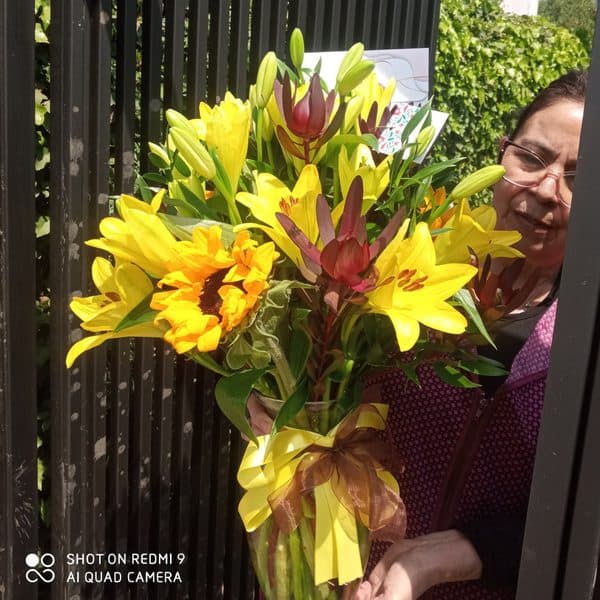Saludo al sol amarillo - Ánfora con liliums amarillos, girasoles y leucadendros