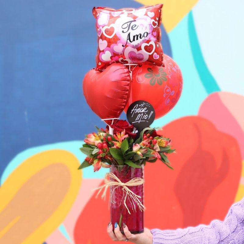 Sorpresa de Amor - Arreglo floral con globo Te Amo, rosas rojo y astromelias - Imagen 1