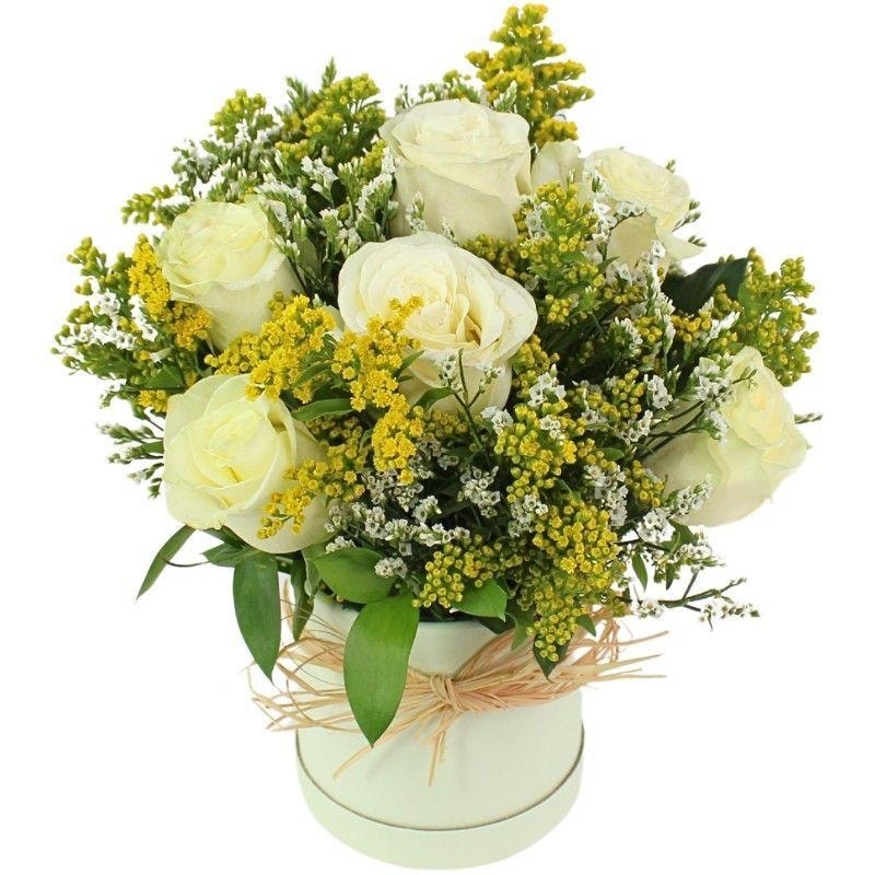 Clarita Blanco - Arreglo floral en sombrerero con rosas blanco, limonium y vara de oro - Imagen 1