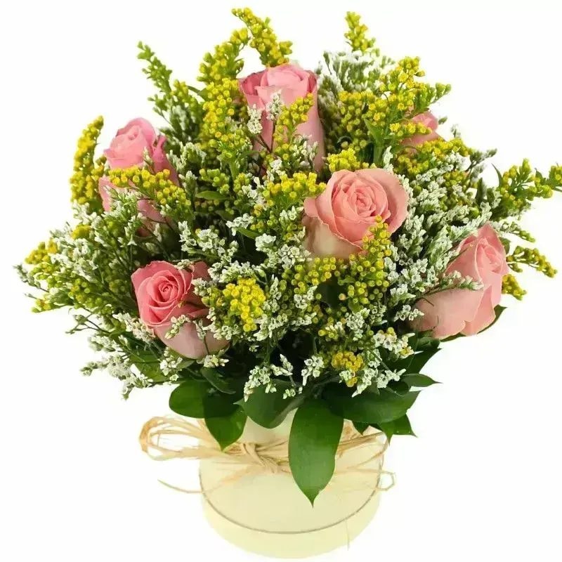 Clarita Rosado - Arreglo floral en sombrerero con rosas Rosado, limonium y vara de oro - Imagen 1