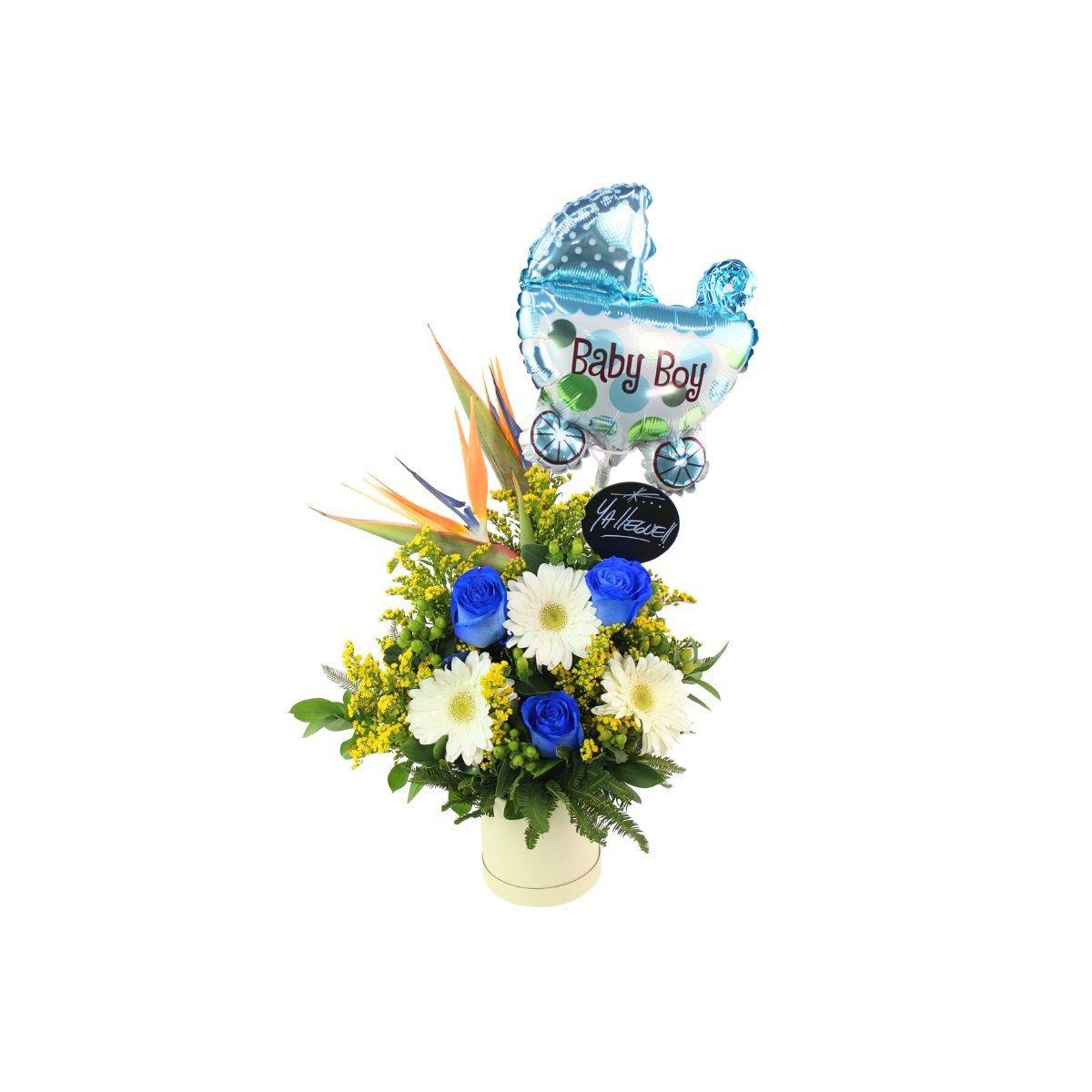 Bienvenida Mágica Rosas Azul - Arreglo floral con globo Baby Boy, pizarra, aves del paraíso, rosas azul y gerberas blanco - Imagen 1