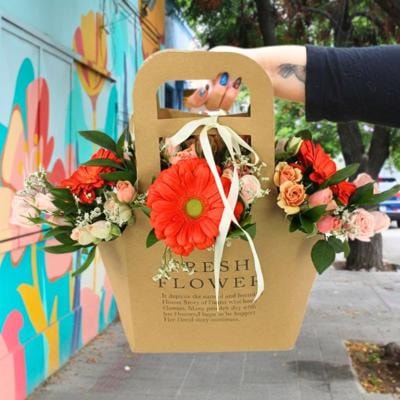 Mariana Fresh Flower Bag - Arreglo Floral con gerberas naranjo, minirosas y limonium - Imagen 3
