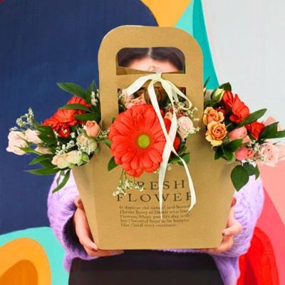 Mariana Fresh Flower Bag - Arreglo Floral con gerberas naranjo, minirosas y limonium - Imagen 4