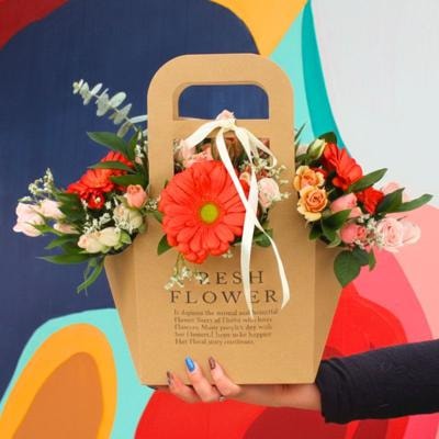 Mariana Fresh Flower Bag - Arreglo Floral con gerberas naranjo, minirosas y limonium - Imagen 2