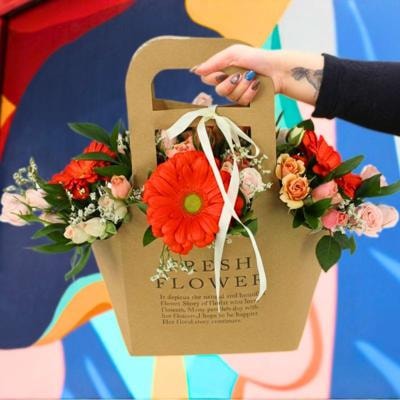 Mariana Fresh Flower Bag - Arreglo Floral con gerberas naranjo, minirosas y limonium - Imagen 5