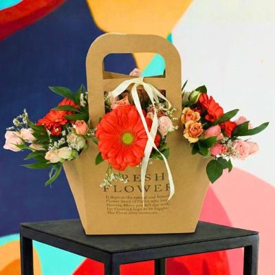 Mariana Fresh Flower Bag - Arreglo Floral con gerberas naranjo, minirosas y limonium - Imagen 1