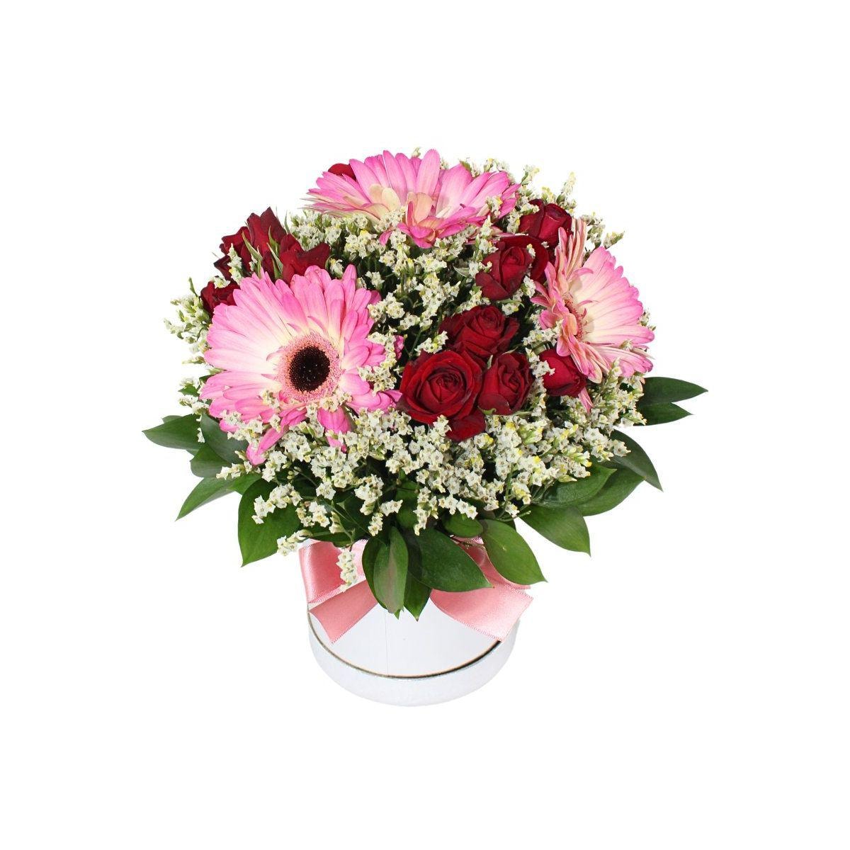 Mariana en sombrerero rosado - Arreglo floral con gerberas rosado, minirosas y limonium - Imagen 1