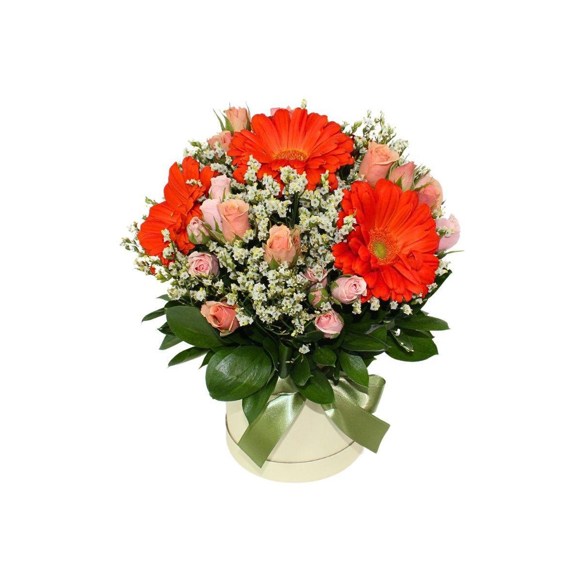 Mariana en sombrerero naranjo - Arreglo floral con gerberas naranjo, minirosas y limonium - Imagen 1